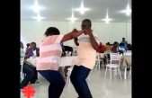 Haitianos dançando em confraternização de fim de ano
