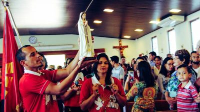 Missa de Nossa Senhora da Rosa Mística reúne centenas de pessoas