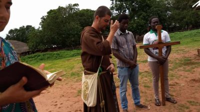 Com os pés na missão – Testemunho do Missionário Frei Bernardo na missão de Guiné-Bissau na África