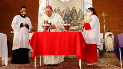 Missa dos Santos Óleos teve a renovação das promessas sacerdotais e a coleta pelos padres de Bafatá