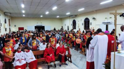 Paróquia Santa Clara de Assis celebra sacramento da Crisma