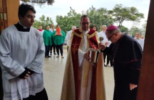 Dom João leva a chama da vela jubilar à Paróquia de Icaraíma-PR