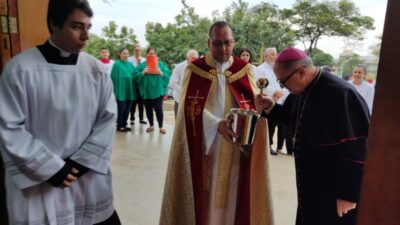 Dom João leva a chama da vela jubilar à Paróquia de Icaraíma-PR