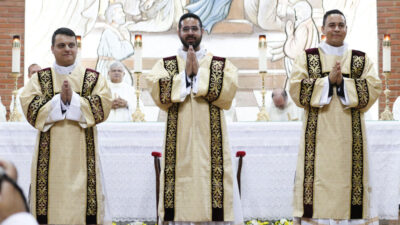 Três seminaristas são ordenados diáconos na Catedral