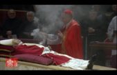 Despedindo-se de Bento XVI: Milhares prestam suas homenagens na Basílica de São Pedro