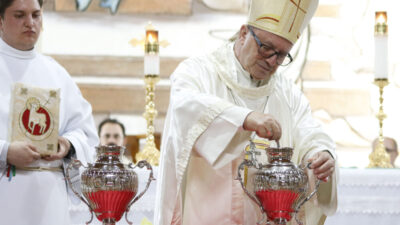 Missa marca a bênção dos Santos Óleos e a Renovação das promessas sacerdotais
