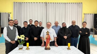 Padres recém-formados se reúnem com o Bispo Diocesano