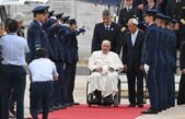 Papa chega a Lisboa: “Voltarei rejuvenescido”, diz a jornalistas no voo