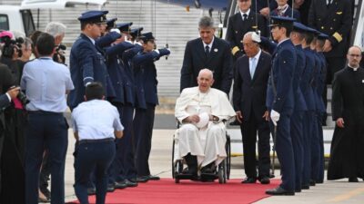 Papa chega a Lisboa: “Voltarei rejuvenescido”, diz a jornalistas no voo