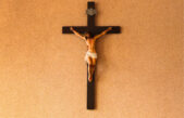 Capela da Cúria Diocesana recebe doação de crucifixo